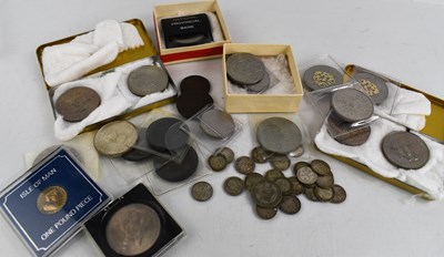 Lot 210 - A quantity of coins to include commemorative...