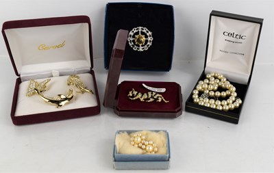 Lot 323 - A group of costume jewellery to include a 9ct...