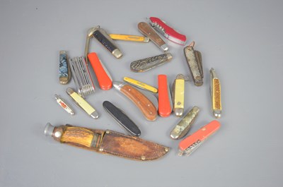 Lot 291a - A group of vintage penknives to include a jack...