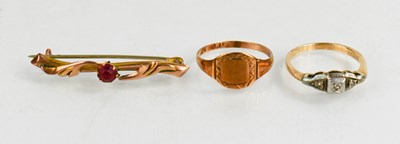 Lot 324 - Two 9ct gold rings together with a 9ct gold...