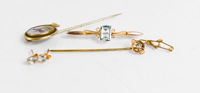 Lot 372 - An Edwardian 9ct gold bar brooch set with an...