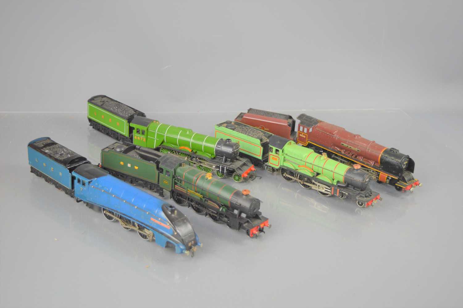 Lot 16 - A group of 00 gauge locomotives and tenders to...