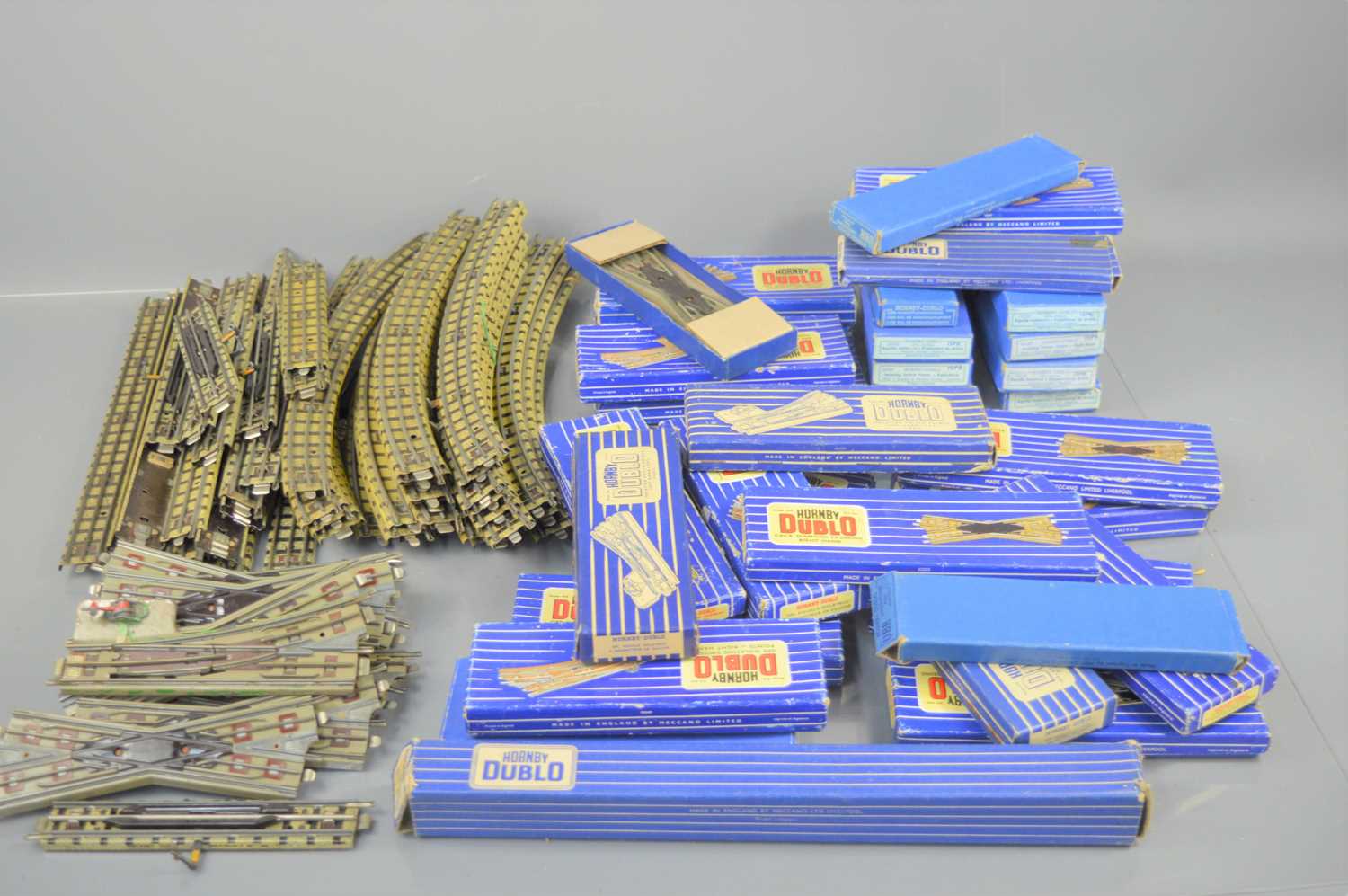 Lot 41 - A large quantity of Hornby Dublo OO gauge...