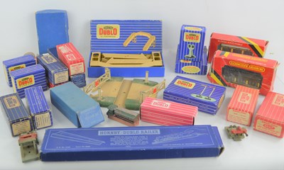 Lot 45 - A group of boxed Hornby Dublo D1 signals,...