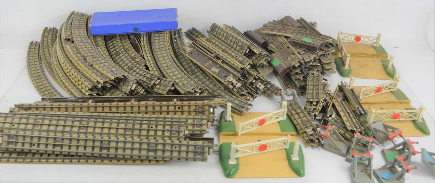 Lot 52 - A large quantity of Hornby Dublo OO gauge...