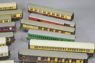 Lot 58 - A group of Hornby Dublo and Hornby Meccano OO...