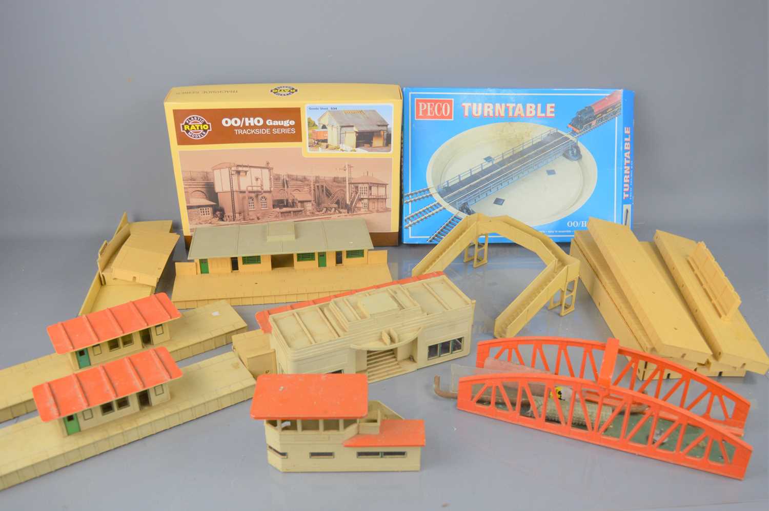 Lot 60 - A large group of Hornby Dublo platforms and...