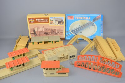 Lot 60a - A large group of Hornby Dublo platforms and...