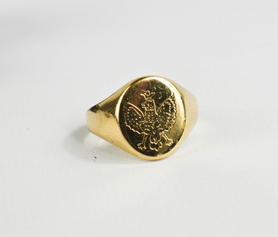 Lot 399 - A 9ct gold signet ring, the oval face engraved...