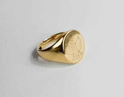 Lot 399 - A 9ct gold signet ring, the oval face engraved...