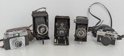 Lot 341 - A group of vintage cameras to include...