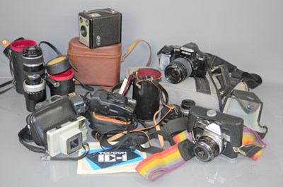 Lot 339 - A group of vintage cameras to include Minolta...