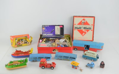 Lot 306 - A group of collectible items to include Corgi...