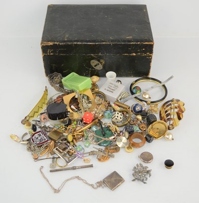 Lot 68 - A vintage jewellery box together with a group...