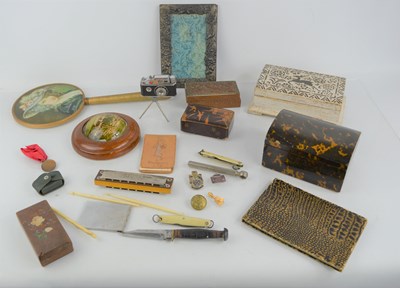 Lot 220 - A group of collectible items to include a...