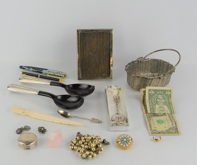 Lot 218 - A group of collectible items to include silver...