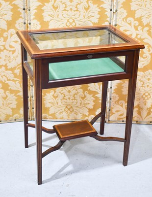 Lot 431 - A modern mahogany display table with satin...