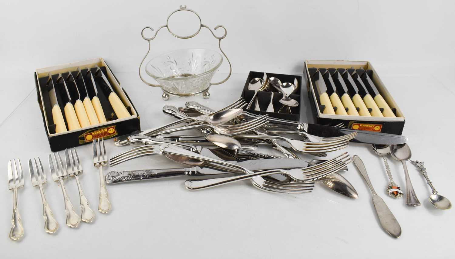 Lot 39 - A group of flatware to include sets of knives,...