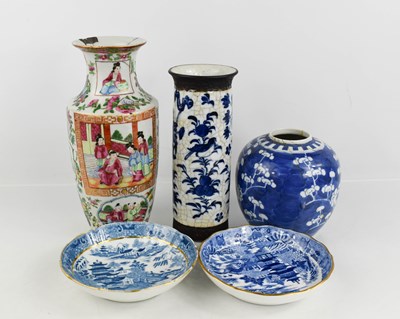 Lot 276 - A group of Chinese pottery to include ginger...