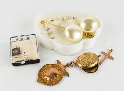 Lot 190 - A 9ct gold shield form pocket watch tag,...