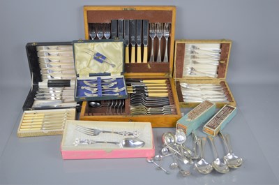Lot 48 - A group of silverplated cutlery to include a...