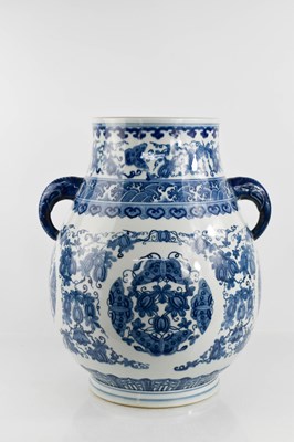 Lot 285 - A large 20th century Chinese blue and white...