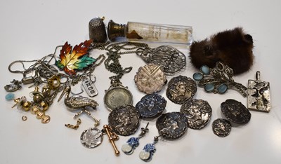 Lot 203 - A group of vintage jewellery to include silver...