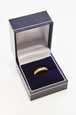 Lot 136 - A 22ct gold wedding band, 4.8g, size L 1/2