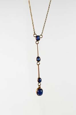 Lot 146 - A 9ct gold and deep cornflower blue sapphire...