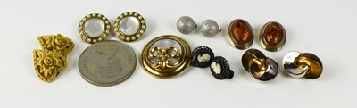 Lot 171 - A group of vintage jewellery including a pair...