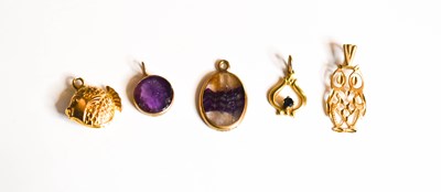 Lot 186 - A 9ct gold pendant set with oval of blue john,...