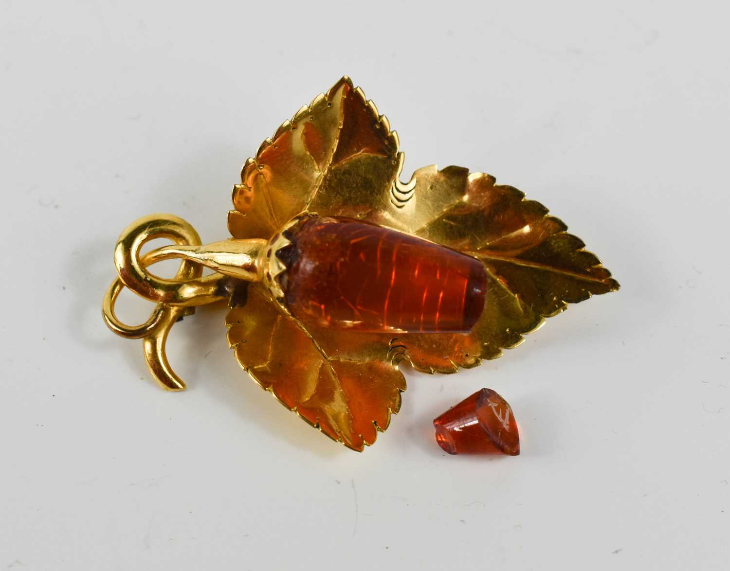 Lot 151 - A 22ct gold and amber brooch, modelled as a...