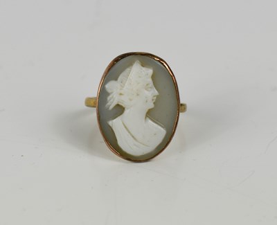 Lot 86 - A 9ct gold cameo ring, set with grey shell...