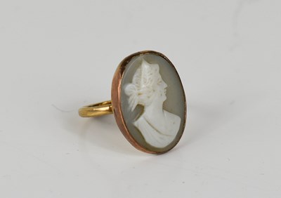 Lot 86 - A 9ct gold cameo ring, set with grey shell...