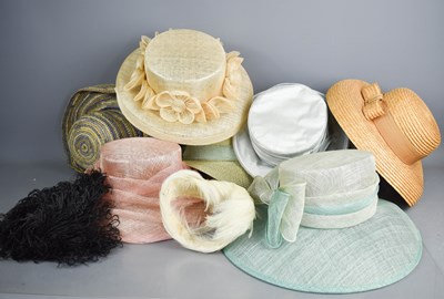 Lot 307 - A quantity of vintage hats and two fascinators...