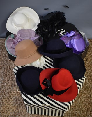 Lot 308 - A quantity of vintage hats and hat boxes to...