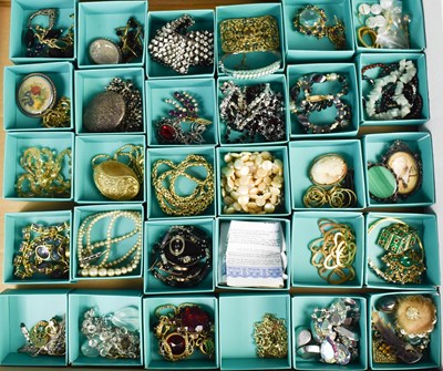 Lot 319 - A quantity of jewellery to include silver gilt...