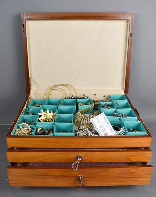 Lot 320 - A jewellery box of large proportions...