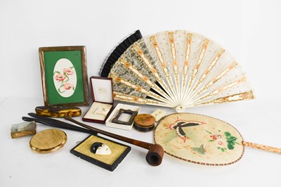 Lot 84 - A group of collectable items to include a 9ct...