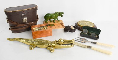 Lot 95 - A group of collectables to include vintage...