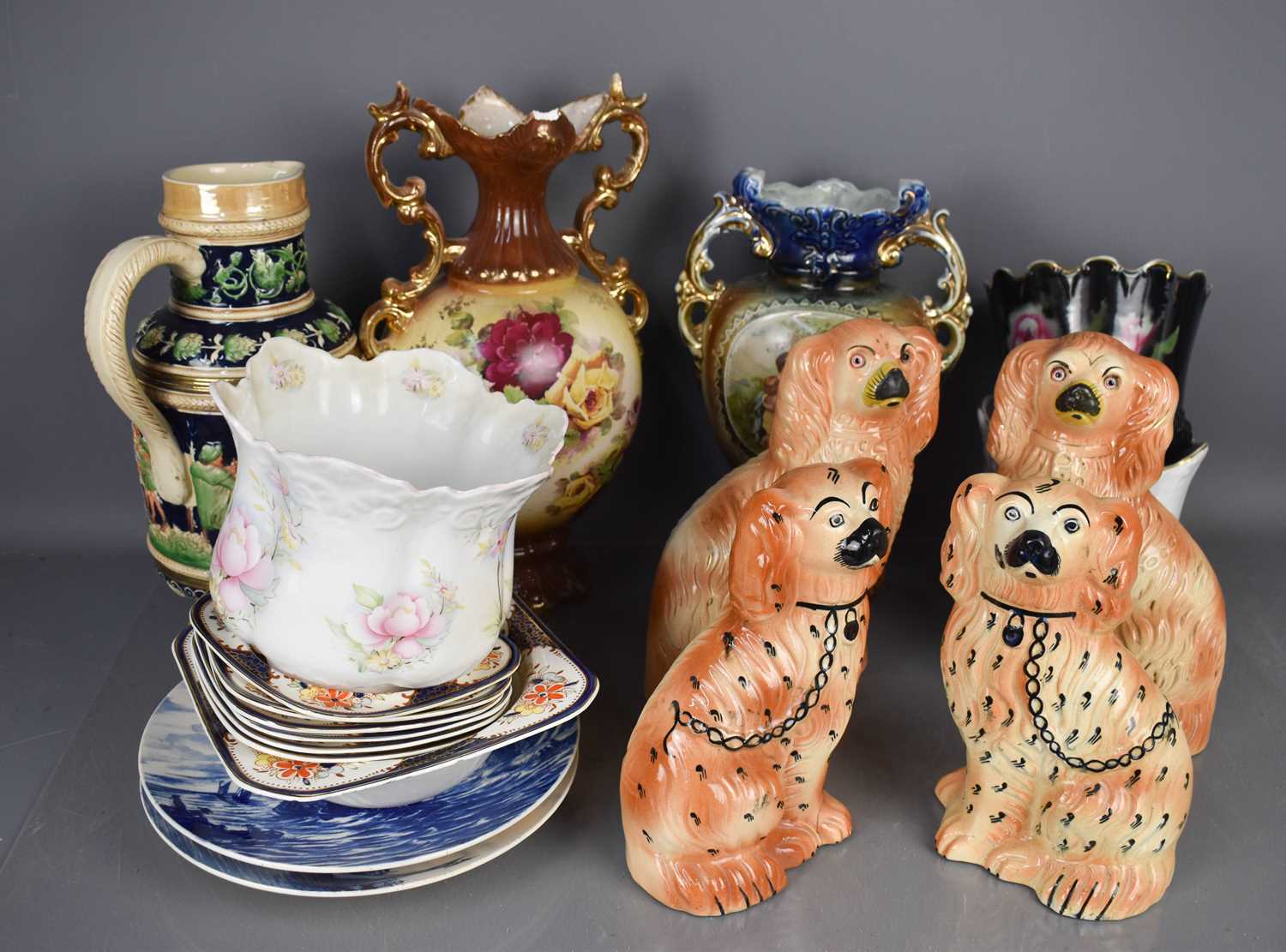 Lot 238 - A group of various ceramics, to include...