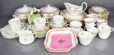 Lot 124 - A quantity of tea and dinnerware to include...