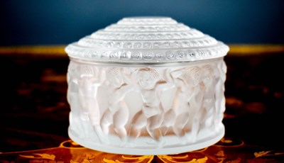 Lot 141 - A Lalique trinket box, with similar/matched...