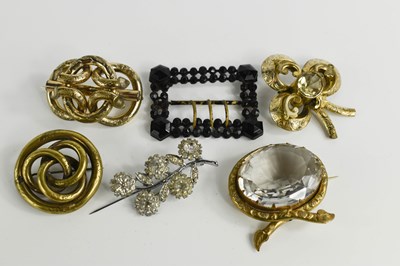 Lot 14 - A group of five vintage brooches, comprising a...