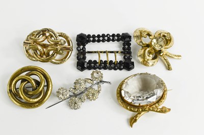Lot 14 - A group of five vintage brooches, comprising a...