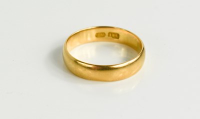 Lot 52 - An 18ct gold wedding band, size Q, 4.04g.