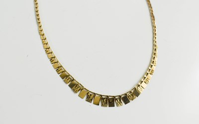 Lot 77 - A 9ct gold neckace with fringe detail, 2.88g.