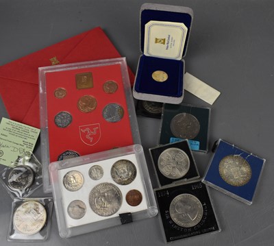 Lot 179 - A group of commemorative coins to include...