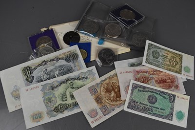 Lot 176 - A group of silver and commemorative coins to...