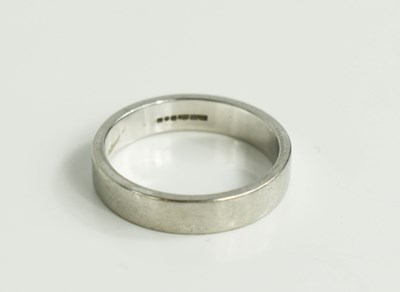 Lot 134 - A platinum wedding band, size M, 6.03g.